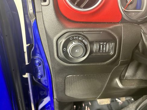 Used 2019 Jeep Wrangler Unlimited Rubicon w/ Cold Weather Group AWD/4WD image 13