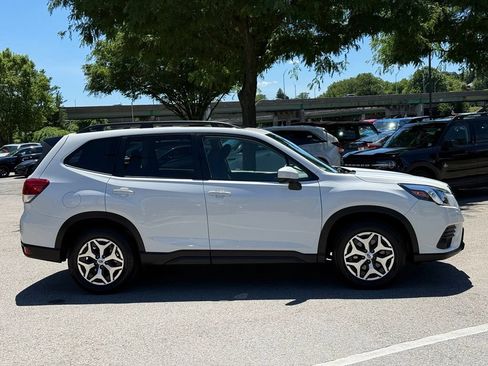 Used 2024 Subaru Forester Premium AWD/4WD image 2