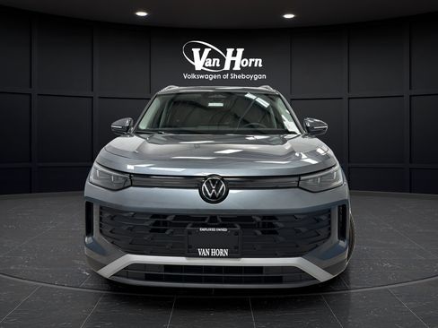 Used 2025 Volkswagen Tiguan SE AWD/4WD image 2