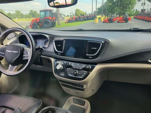 Used 2019 Chrysler Pacifica Limited FWD image 17