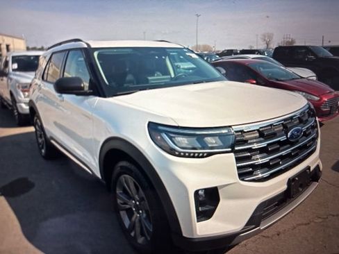 Used 2025 Ford Explorer Active w/ Active Comfort Package image 4