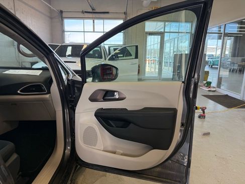 Used 2018 Chrysler Pacifica Touring Plus image 51