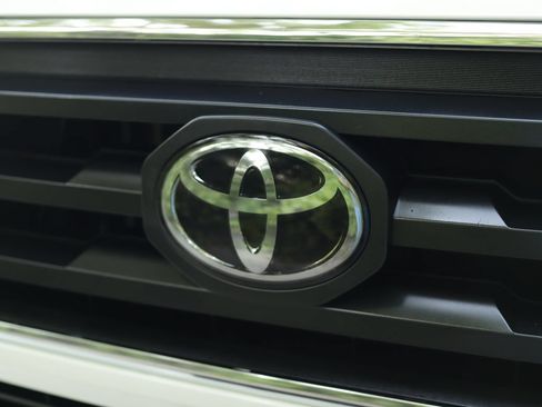 Used 2023 Toyota Tacoma SR5 AWD/4WD image 32