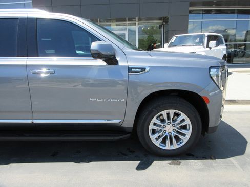 Used 2021 GMC Yukon SLT w/ SLT Premium Package AWD/4WD image 13