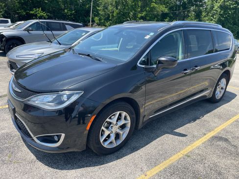Used 2020 Chrysler Pacifica Touring-L w/ Tire & Wheel Group FWD image 1