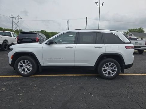 Used 2022 Jeep Grand Cherokee Limited w/ Trailer Tow Prep Group (B) AWD/4WD image 4