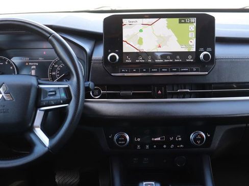 Used 2024 Mitsubishi Outlander SE image 16