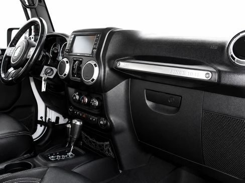 Used 2017 Jeep Wrangler Unlimited Sahara w/ Connectivity Group AWD/4WD image 15