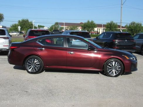 Used 2024 Nissan Altima 2.5 SV image 2