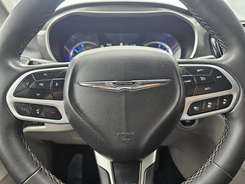 Used 2023 Chrysler Pacifica Touring-L FWD image 19