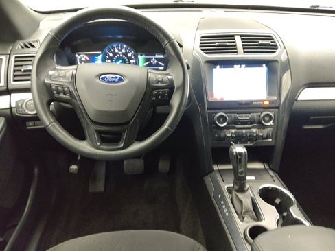 Used 2017 Ford Explorer XLT w/ Equipment Group 201A FWD image 22