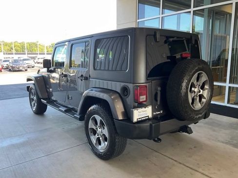 Used 2016 Jeep Wrangler Unlimited Sahara w/ Dual Top Group AWD/4WD image 15
