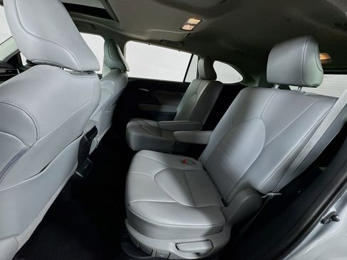 Used 2020 Toyota Highlander XLE image 18