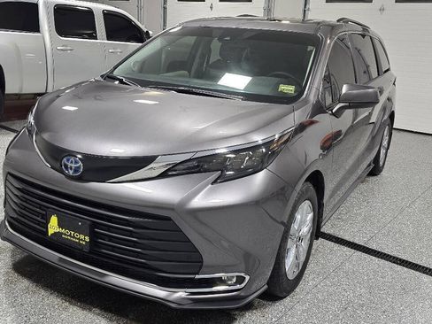 Used 2024 Toyota Sienna XLE w/ XLE Plus Package AWD/4WD image 5