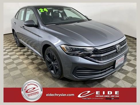 Used 2024 Volkswagen Jetta SE w/ Panoramic Sunroof Package FWD image 1