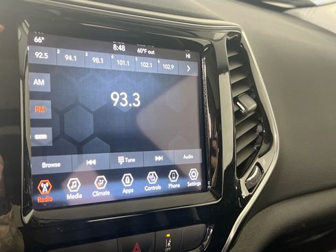 Used 2022 Jeep Cherokee Limited image 14