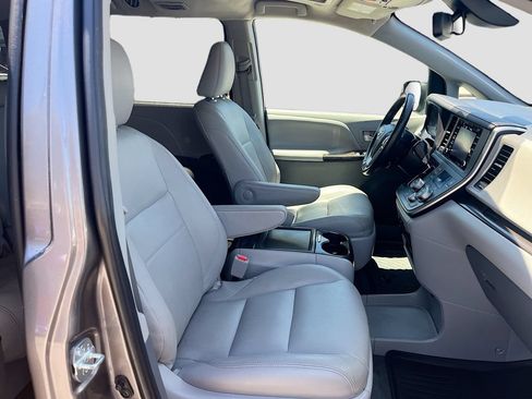 Used 2020 Toyota Sienna XLE FWD image 27