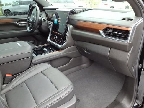 Used 2025 GMC Yukon XL Denali w/ Denali Reserve Package AWD/4WD image 27