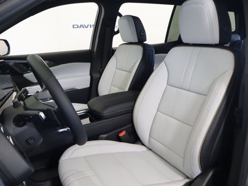 New 2026 Chevrolet Traverse High Country w/ LPO, Floor Liner Package image 22