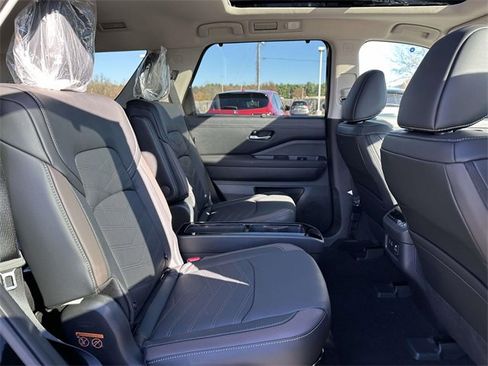 New 2025 Nissan Pathfinder Platinum image 11