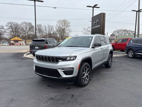 Used 2025 Jeep Grand Cherokee Limited w/ Luxury Tech Group II image 12