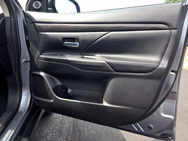 Used 2016 Mitsubishi Outlander GT AWD/4WD image 29