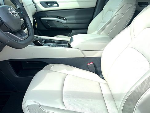 New 2026 Nissan Pathfinder SL FWD image 10