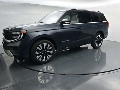 Used 2025 Ford Expedition Platinum w/ Driver's Package AWD/4WD image 4