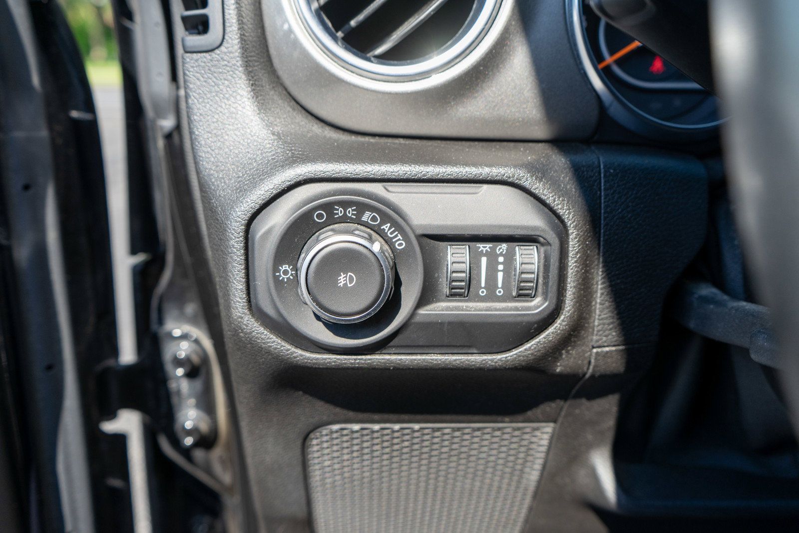 Used 2019 Jeep Wrangler Unlimited Sahara AWD/4WD image 16