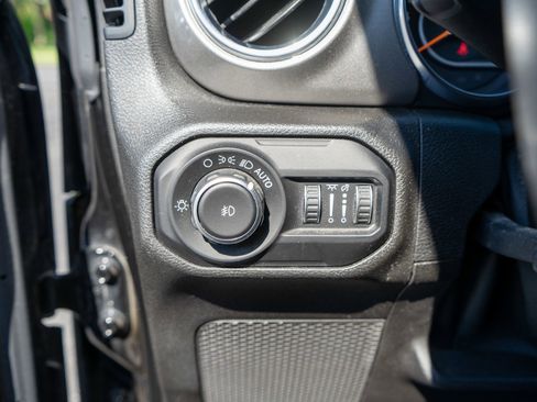 Used 2019 Jeep Wrangler Unlimited Sahara AWD/4WD image 16