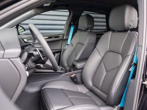 Used 2025 Porsche Macan image 5