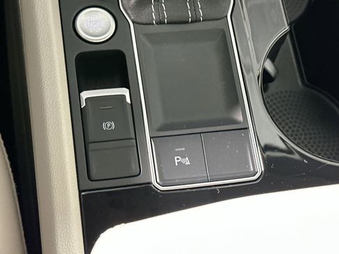 Used 2023 Volkswagen Atlas SE w/ Panoramic Sunroof Package image 25