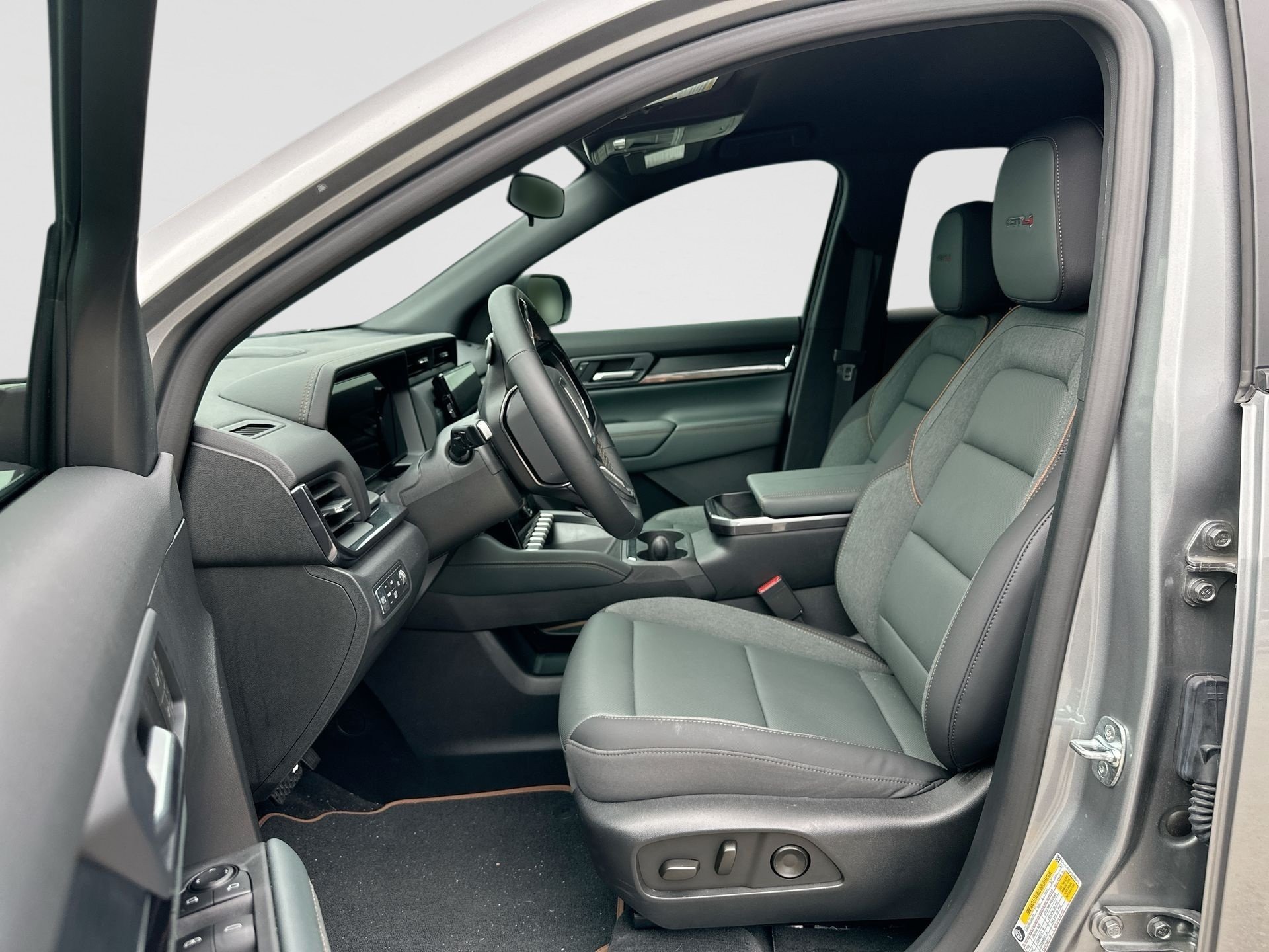 Used 2026 GMC Terrain AT4 w/ Convenience Package III AWD/4WD image 2