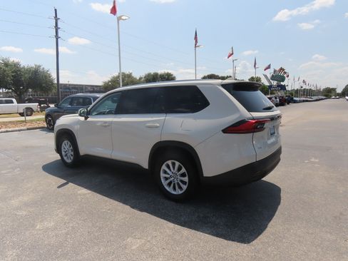 Used 2024 Toyota Grand Highlander AWD image 17