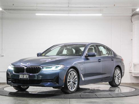 Certified 2023 BMW 530e w/ Premium Package image 3