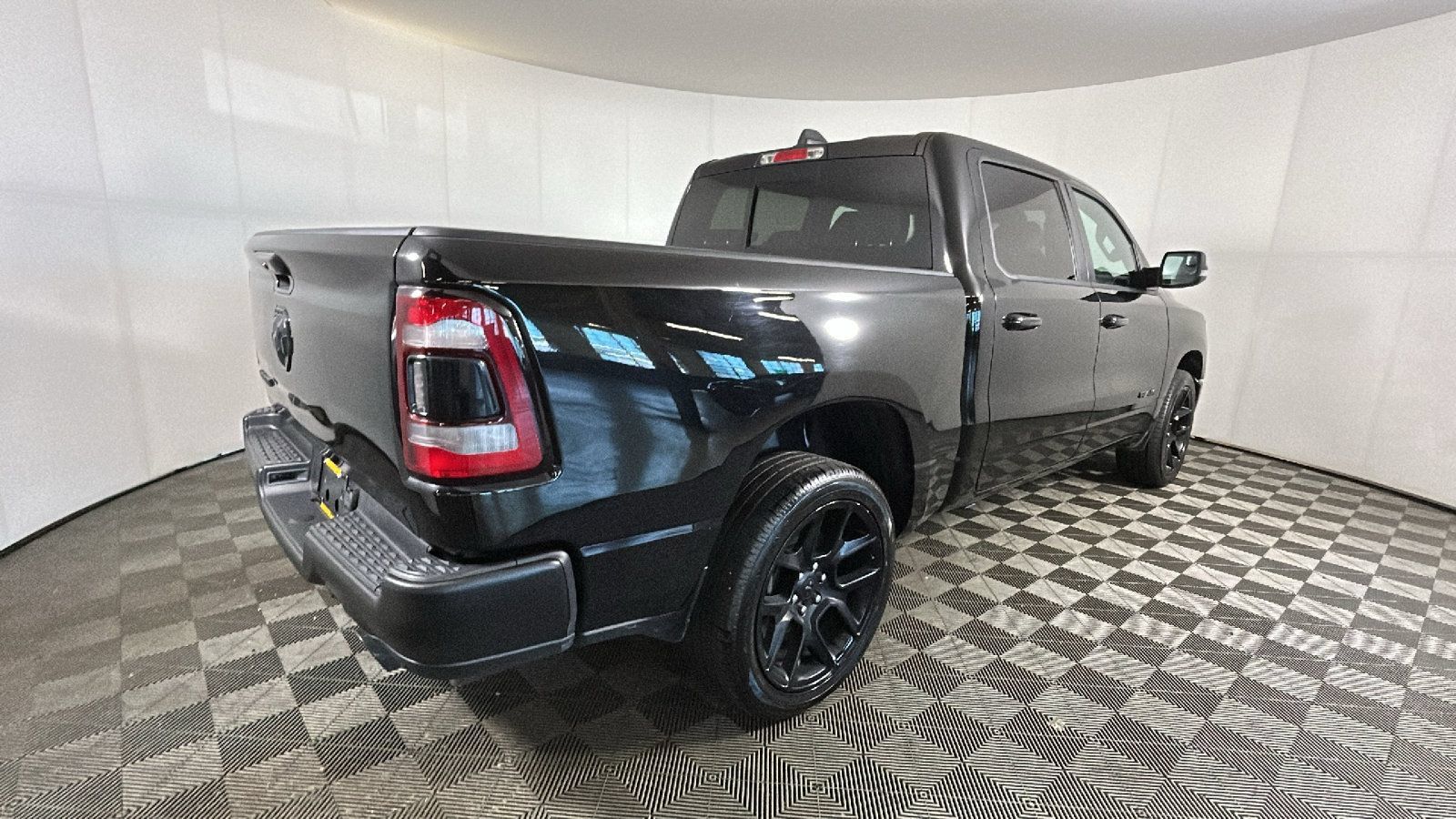 Used 2023 RAM 1500 Laramie AWD/4WD image 3