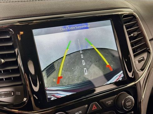 Used 2019 Jeep Grand Cherokee High Altitude RWD image 10
