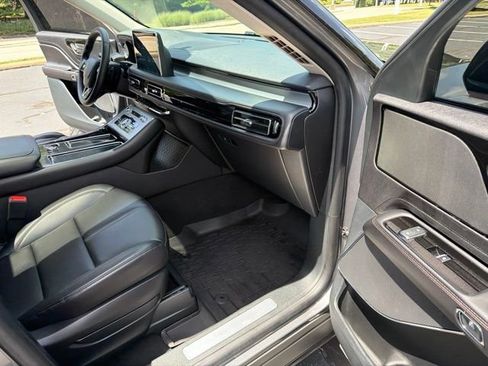 Used 2024 Lincoln Aviator AWD w/ Premium Package image 28