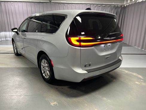 Used 2024 Chrysler Pacifica Touring-L image 5