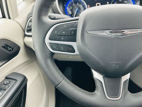 Used 2023 Chrysler Pacifica Touring-L image 17