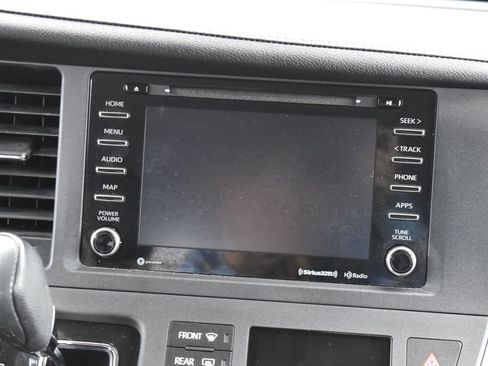 Used 2019 Toyota Sienna SE image 18