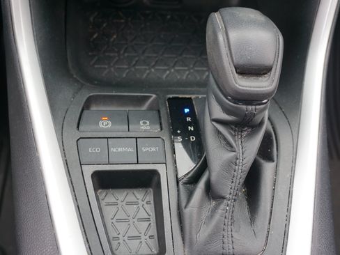 Used 2021 Toyota RAV4 LE FWD image 10