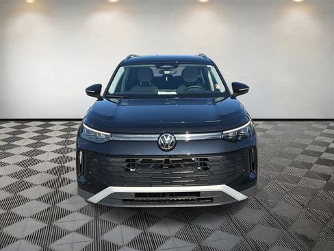 Used 2025 Volkswagen Tiguan SE AWD/4WD image 2