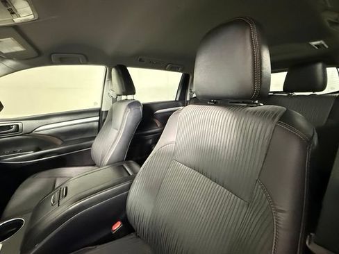 Used 2018 Toyota Highlander Plus FWD image 6