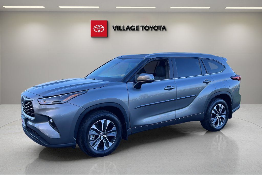 Certified 2026 Toyota Highlander XLE AWD/4WD image 1