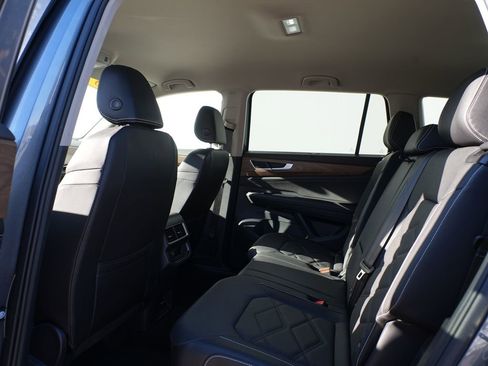 Used 2025 Volkswagen Atlas SE image 18