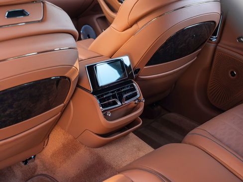 Used 2025 Bentley Flying Spur Plug-In Hybrid AWD/4WD image 44