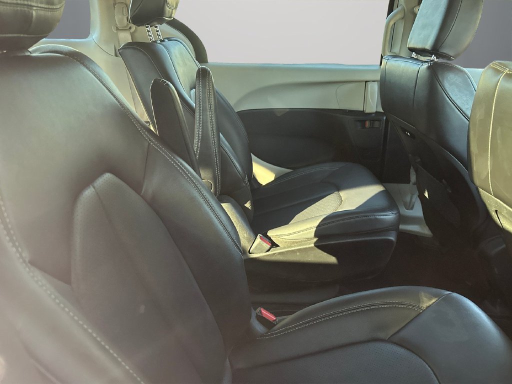 Used 2024 Chrysler Pacifica Limited FWD image 12