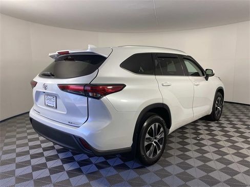 Used 2022 Toyota Highlander XLE image 9