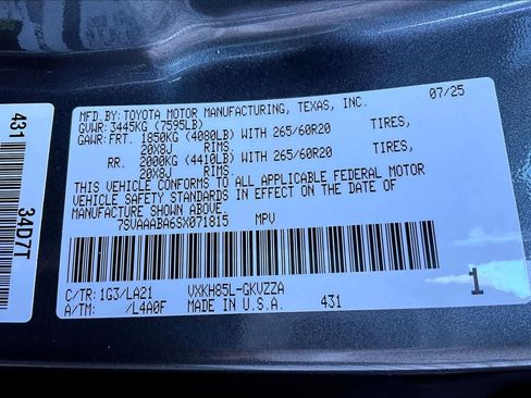 Certified 2025 Toyota Sequoia Platinum image 33